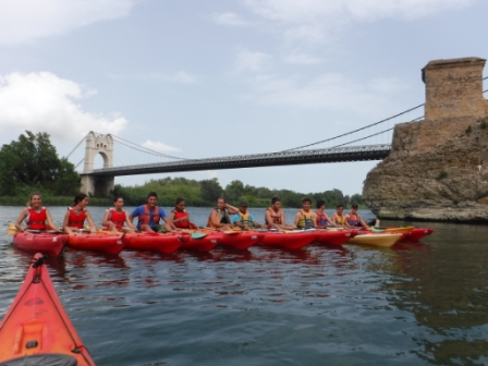 Bateig de kayak escolar al riu Ebre a Amposta amb grup d’alumnes en activitat