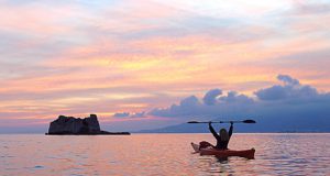 Ruta en kayak al Delta de l’Ebre durant la posta de sol a la badia dels Alfacs