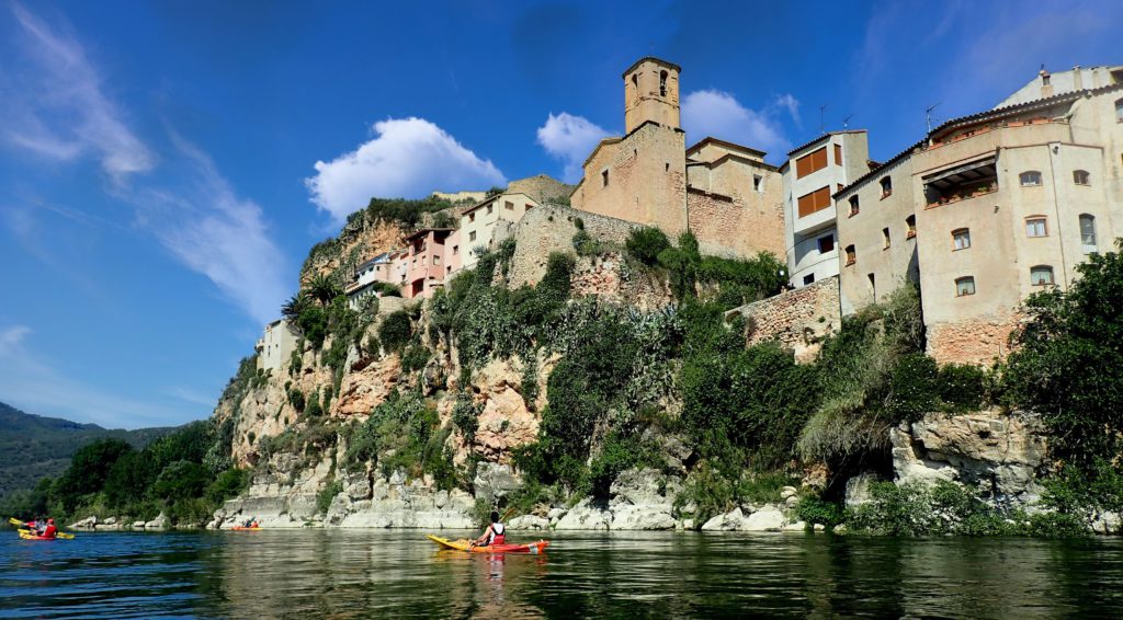 Ruta en kayak pel riu Ebre a Miravet amb vistes al castell templari i el poble