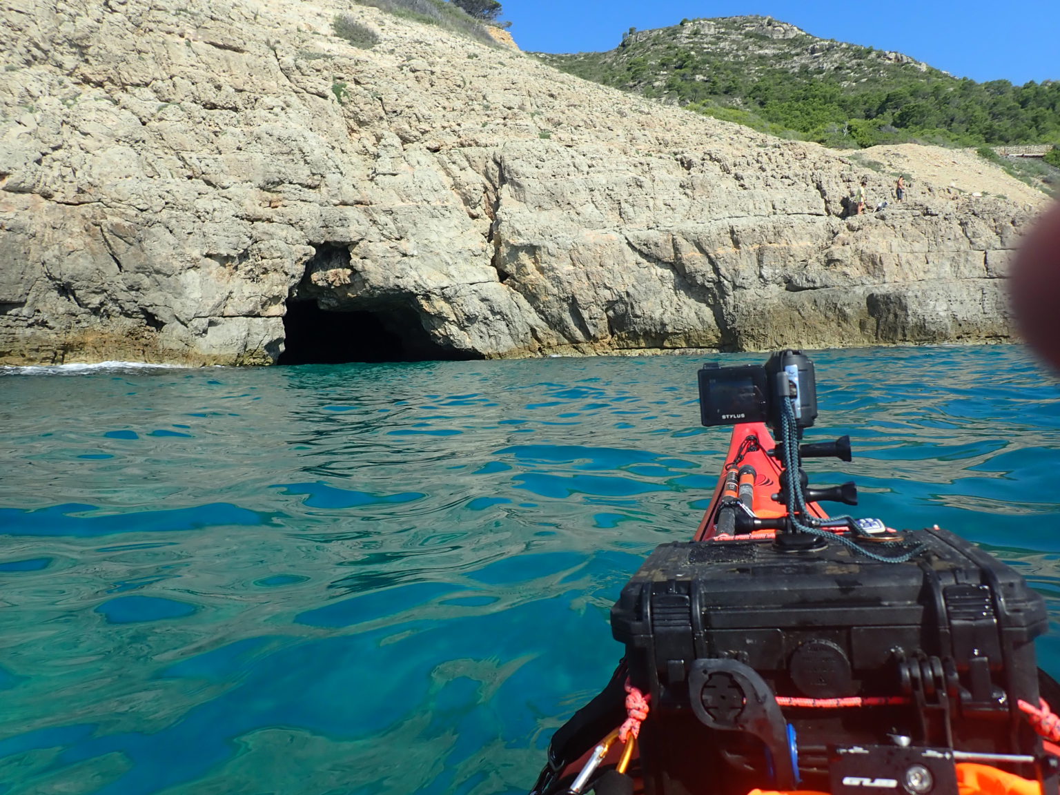 Ruta en kayak fins a la Cova del Llop navegant per la costa mediterrània en aigües clares