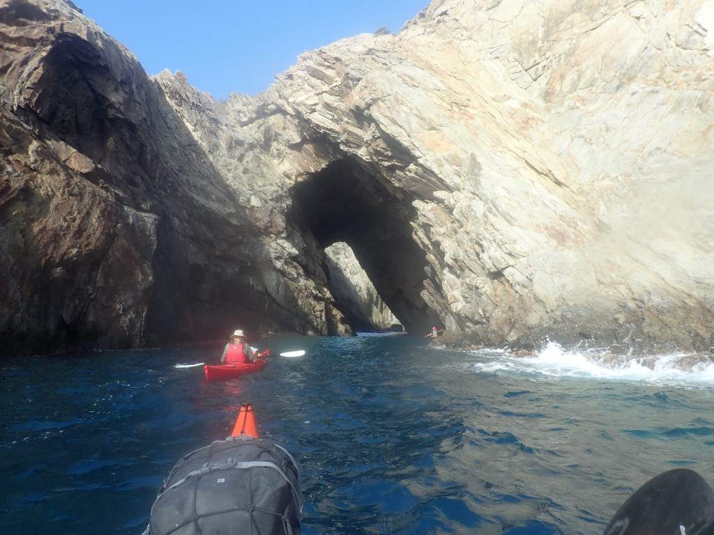 cova del infern a cap de creus, experiencia en kayak per deltaventur i kayakebre