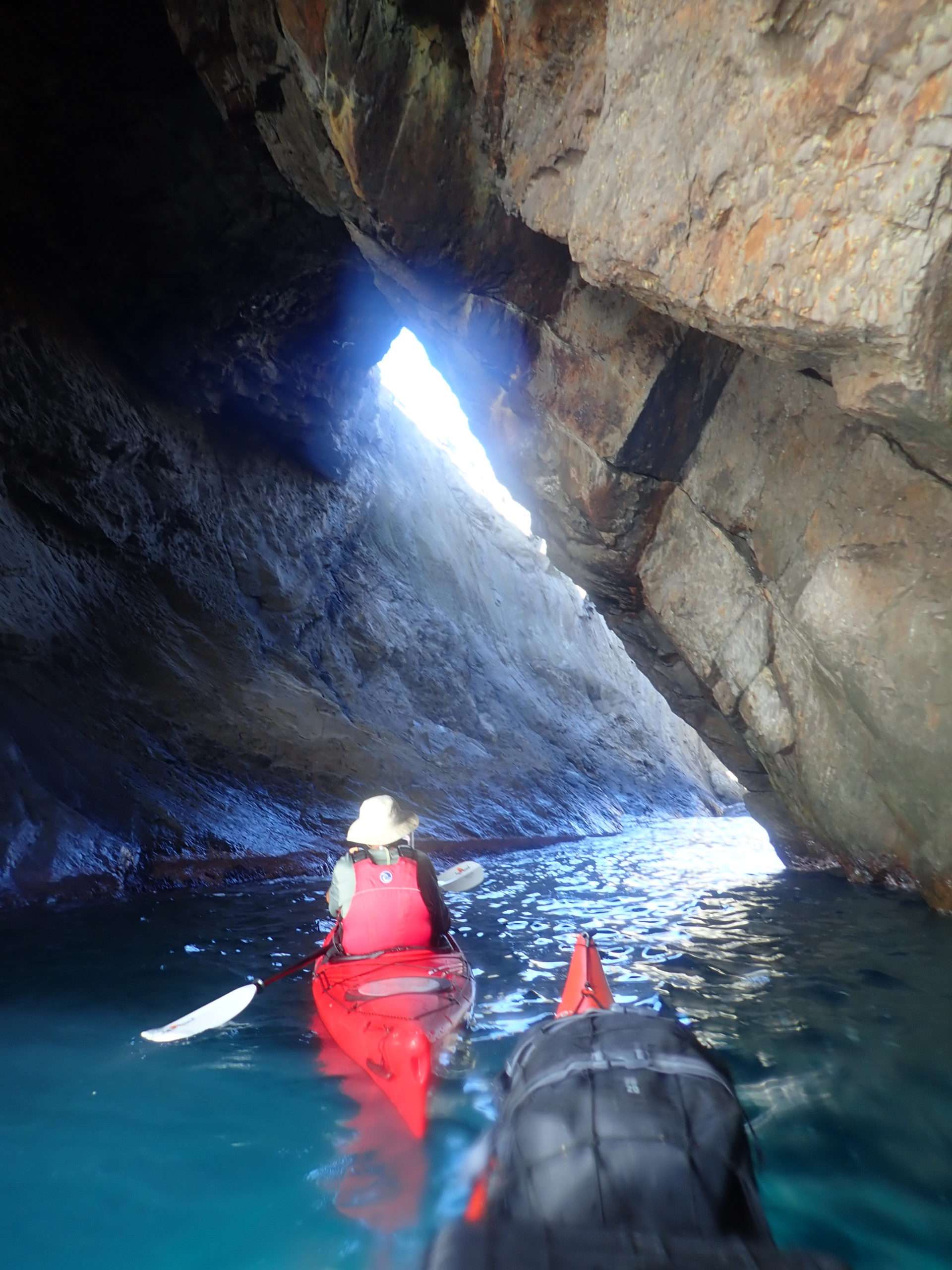 cova del infern a cap de creus, experiencia en kayak per deltaventur i kayakebre