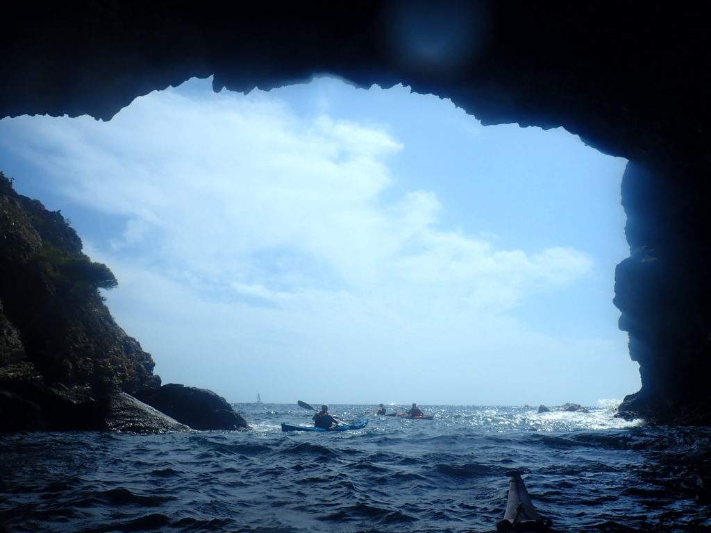 kayak experience a cova del infern per deltaventur i kayakebre