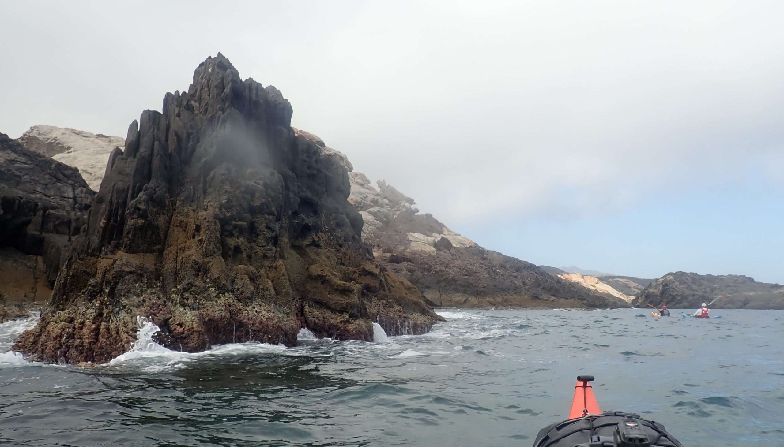 cova del infern a cap de creus, experiencia en kayak per deltaventur i kayakebre
