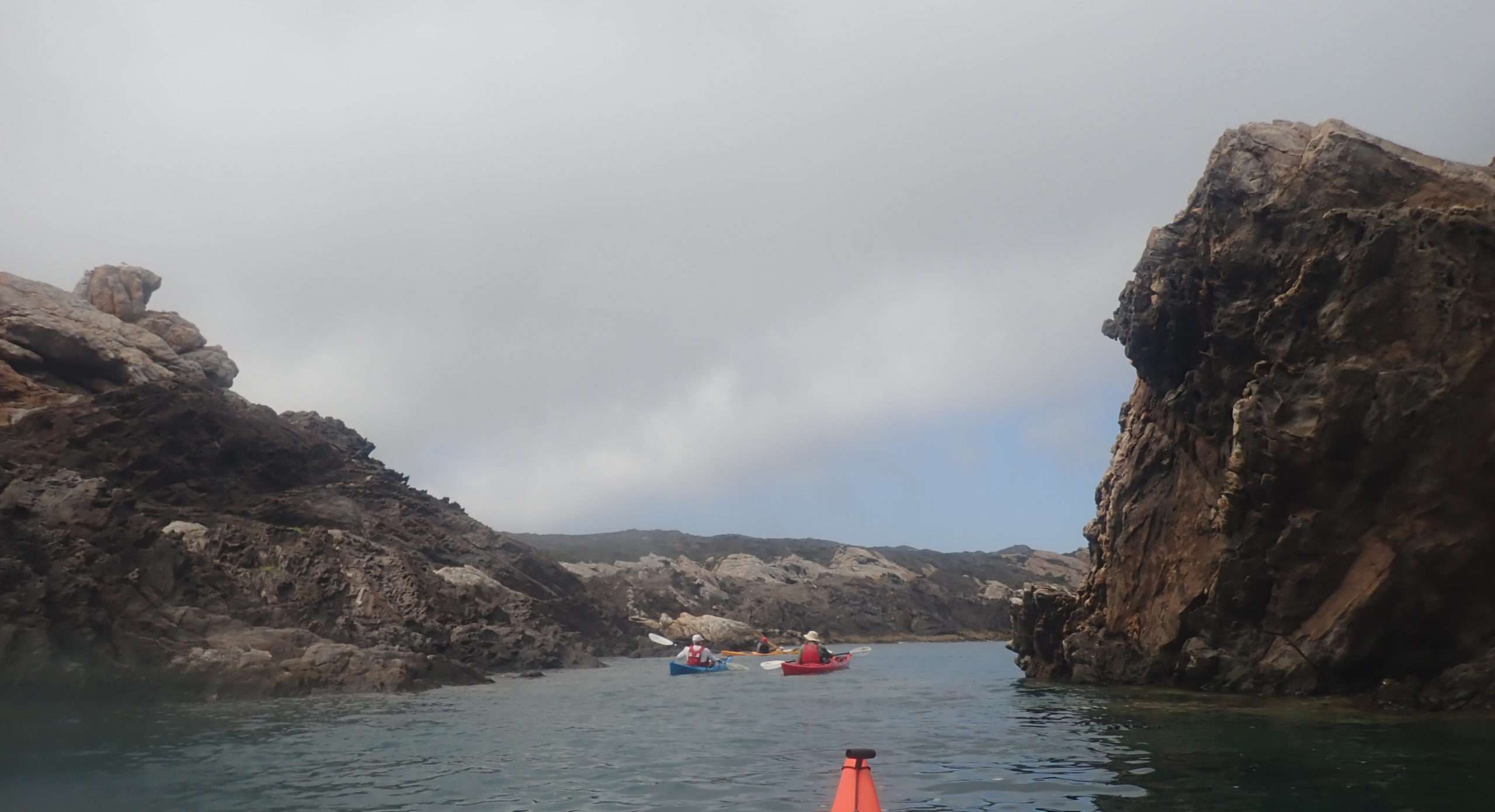 cova del infern a cap de creus, experiencia en kayak per deltaventur i kayakebre