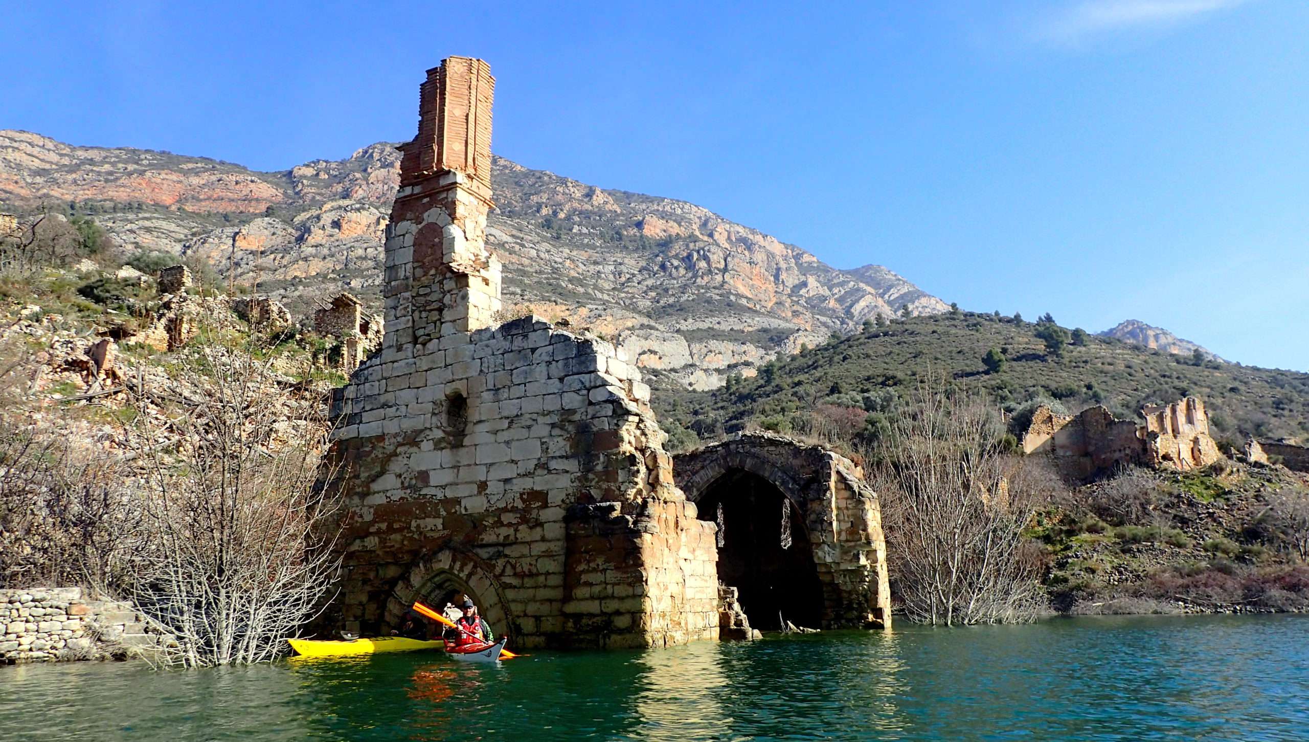 kayakebre i deltaventur van estar aqui fent kayak , a la ermita del panta de santa ana