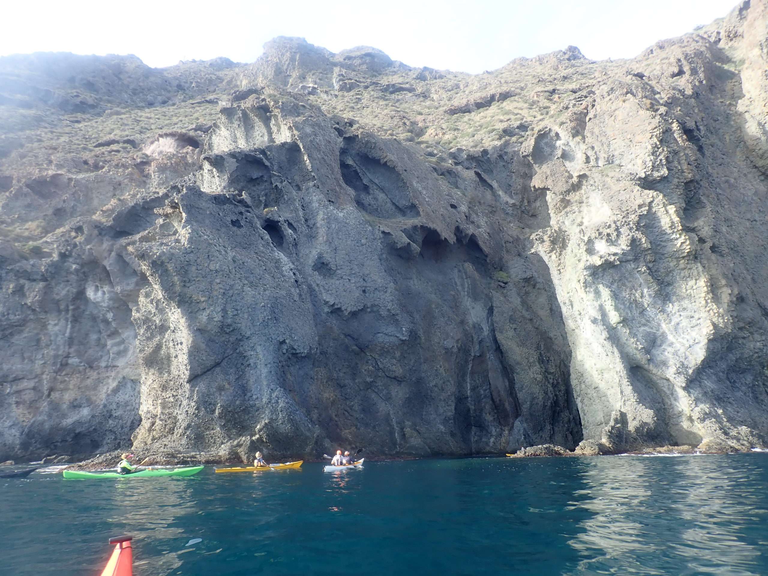 espectaculars-formacion-rocoses-volcaniques-vistes-en-kayak, per kayakebre i deltaventur