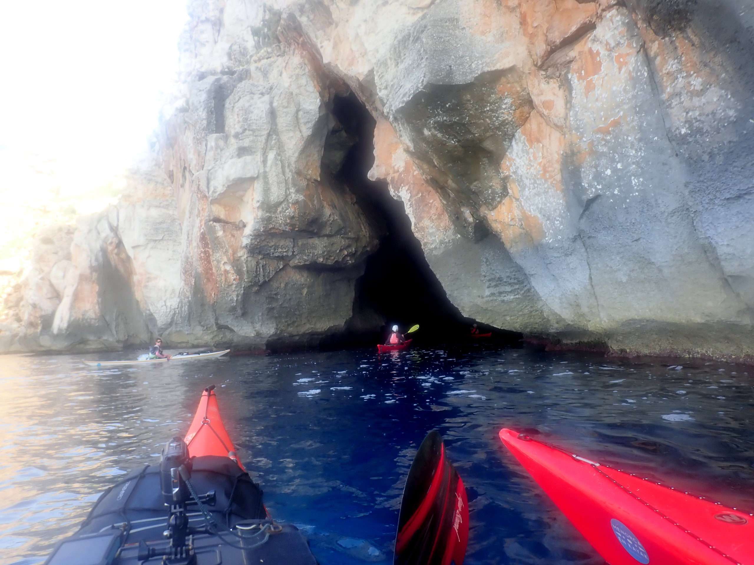 cova a menorca en kayak experiencia enrequidora per deltaventur i kayakebre