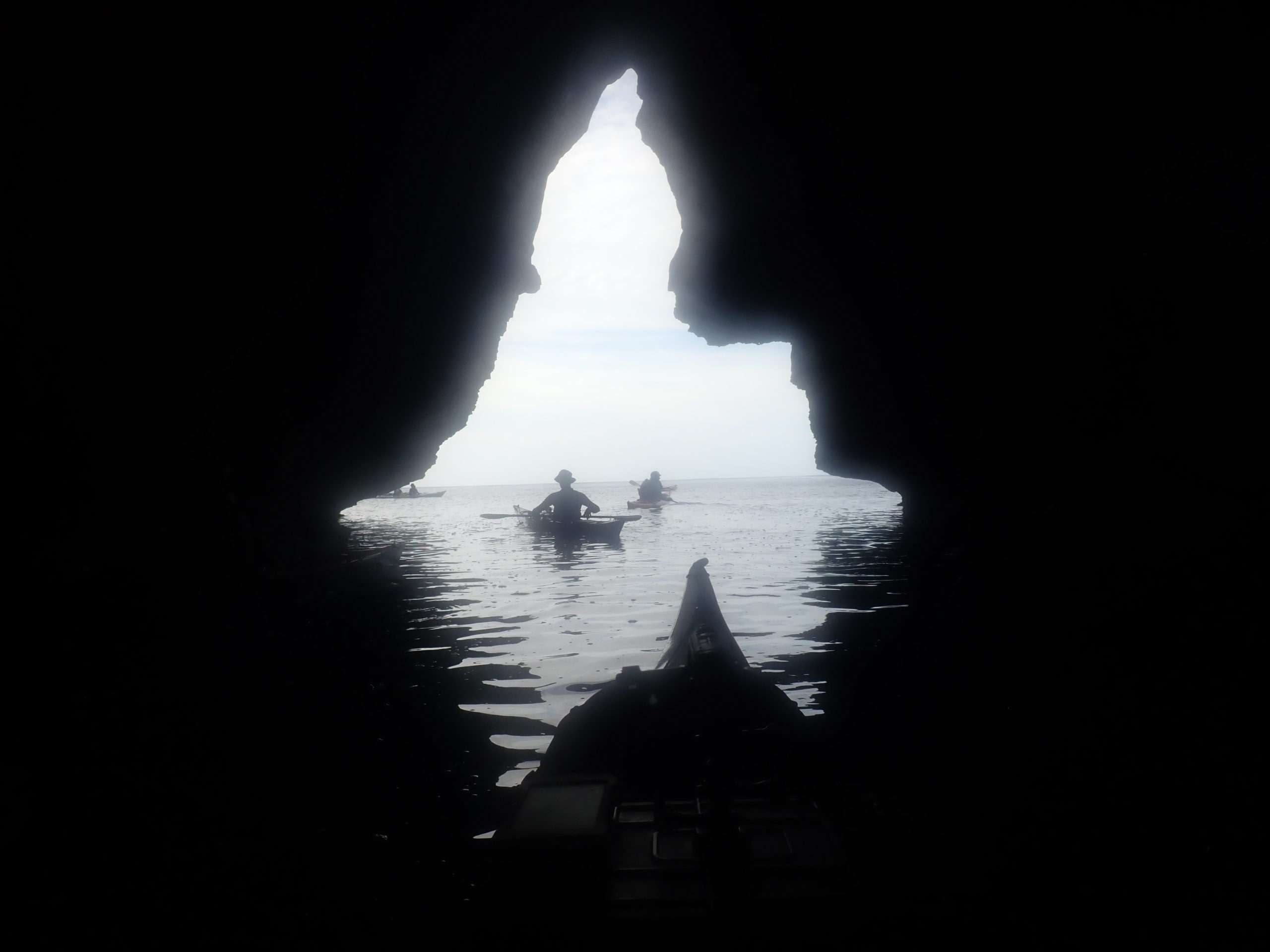 cova a menorca en kayak experiencia enrequidora per deltaventur i kayakebre