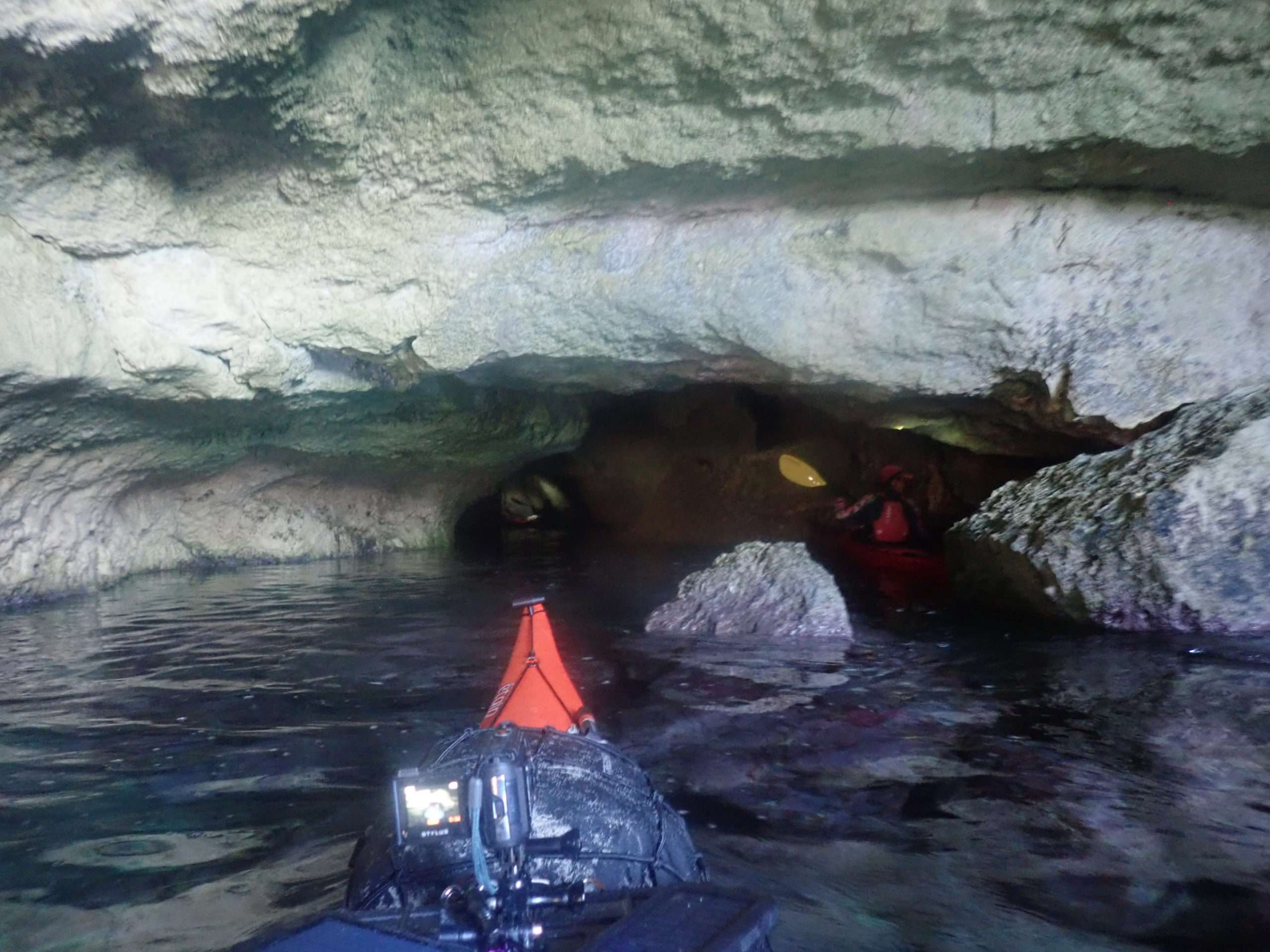 menorca en kayak, cova del drago, experiencia de deltaventur i kayakebre,