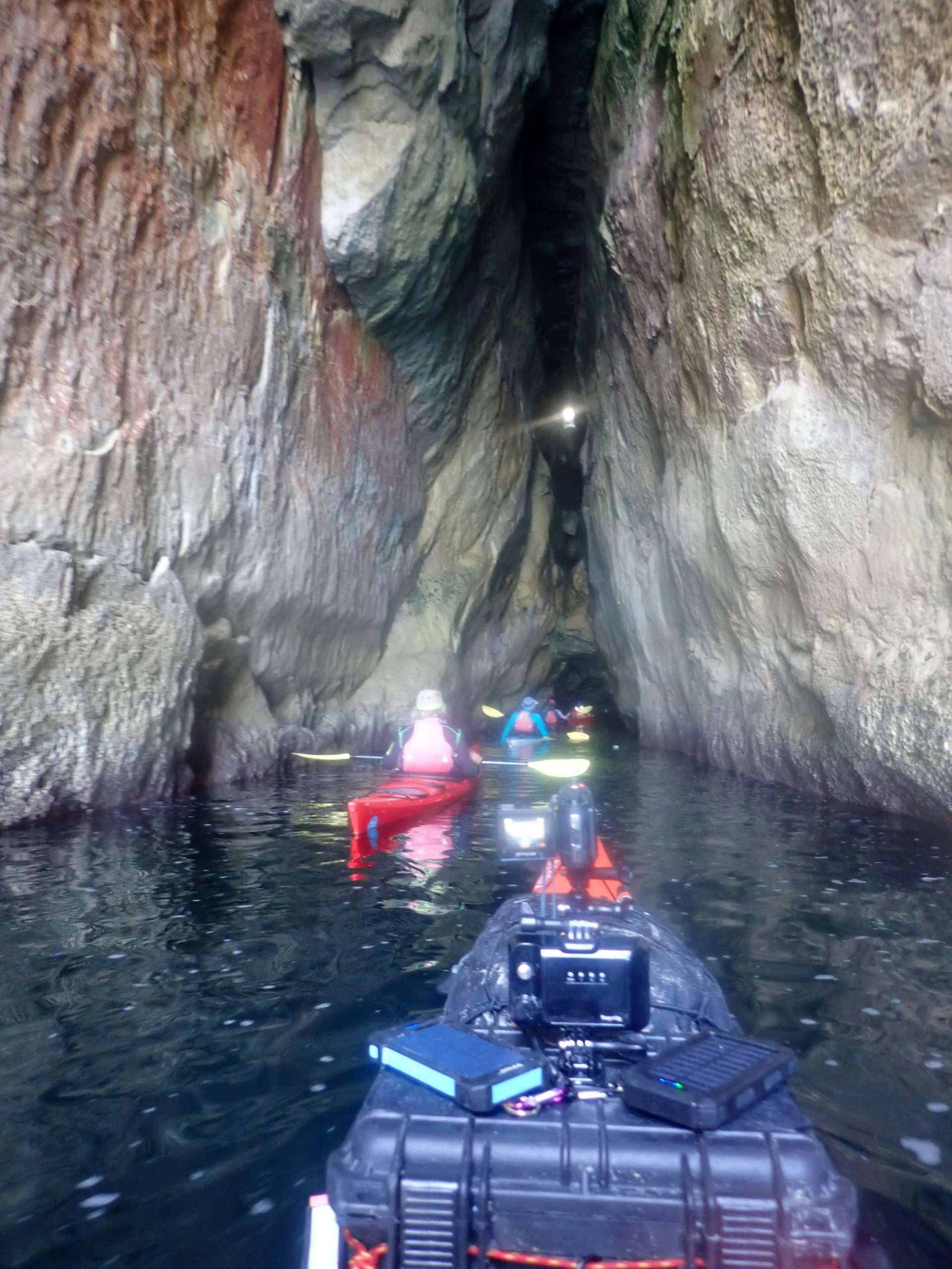 menorca en kayak, cova den reig, experiencia de deltaventur i kayakebre,