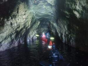 menorca en kayak, cova den reig, experiencia de deltaventur i kayakebre,