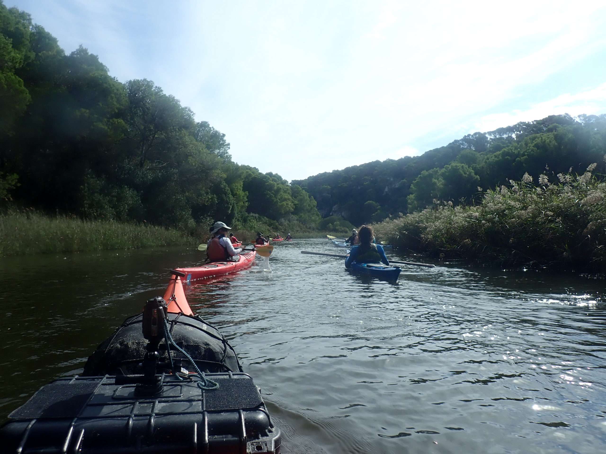 menorca en kayak, cala de trebaluger, experiencia de deltaventur i kayakebre