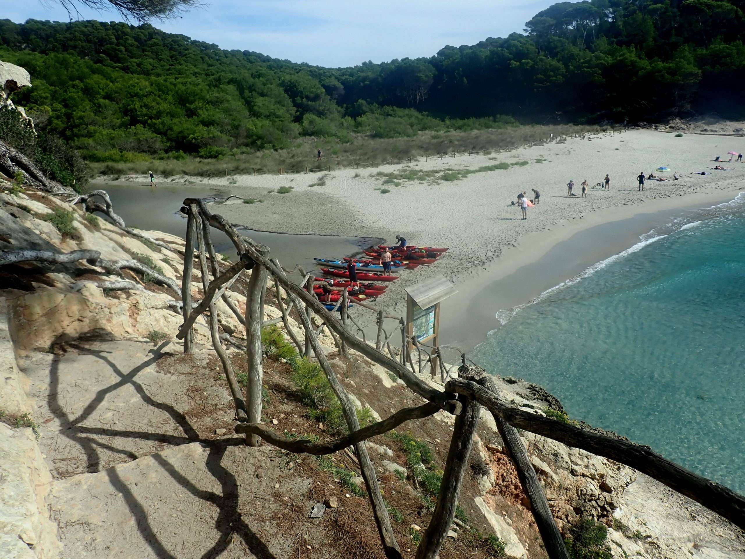 menorca en kayak, cala de trebaluger, experiencia de deltaventur i kayakebre, foto des de cami de caballs