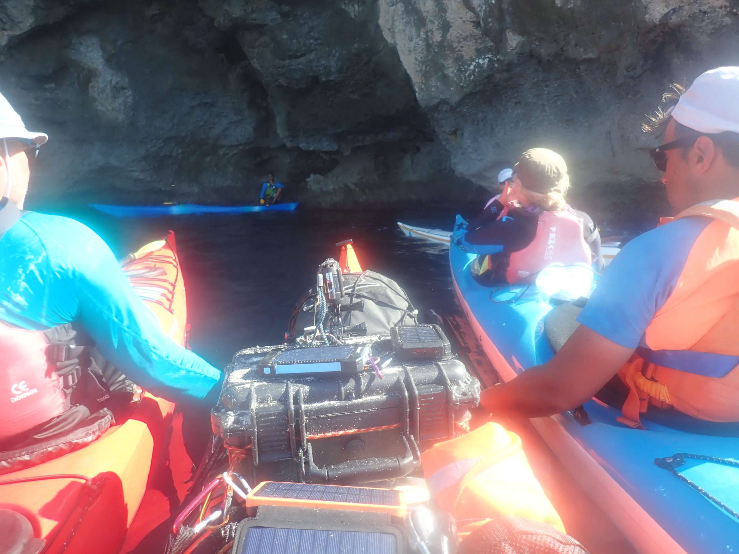 menorca en kayak, experiencia de deltaventur i kayakebre, parada i apac a dalt del kayak