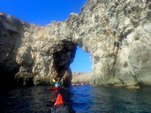 menorca en kayak, necropolis on van dormir, experiencia de deltaventur i kayakebre,