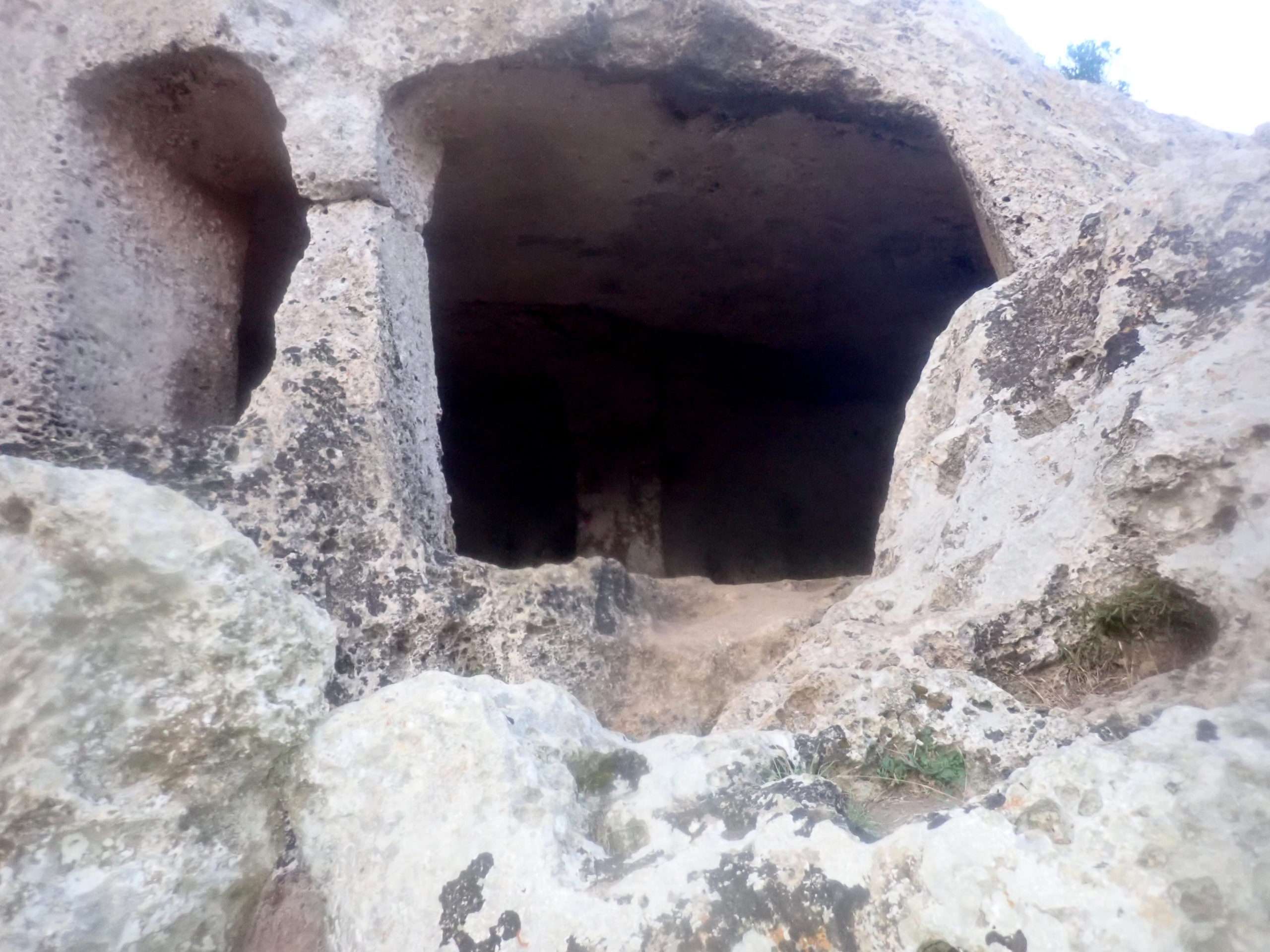 menorca en kayak, necropolis on van dormir, experiencia de deltaventur i kayakebre,