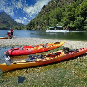 Ruta en kayak pel riu Ebre entre Miravet i Benifallet amb el pas de barca en funcionament
