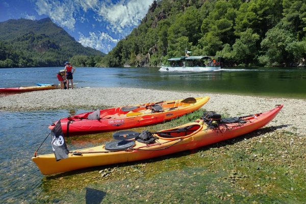 Ruta en kayak pel riu Ebre entre Miravet i Benifallet amb el pas de barca en funcionament