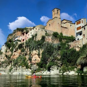 Ruta en kayak pel riu Ebre a Miravet amb vistes al castell templari i el poble