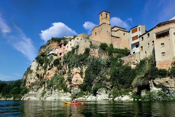 Ruta en kayak pel riu Ebre a Miravet amb vistes al castell templari i el poble