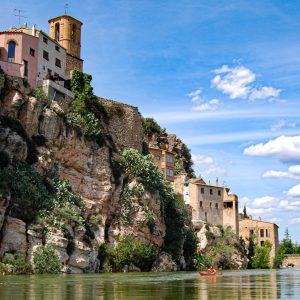 Ruta en kayak pel riu Ebre amb vistes al poble de Miravet i el seu castell templari